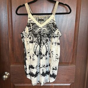 White and black tanktop